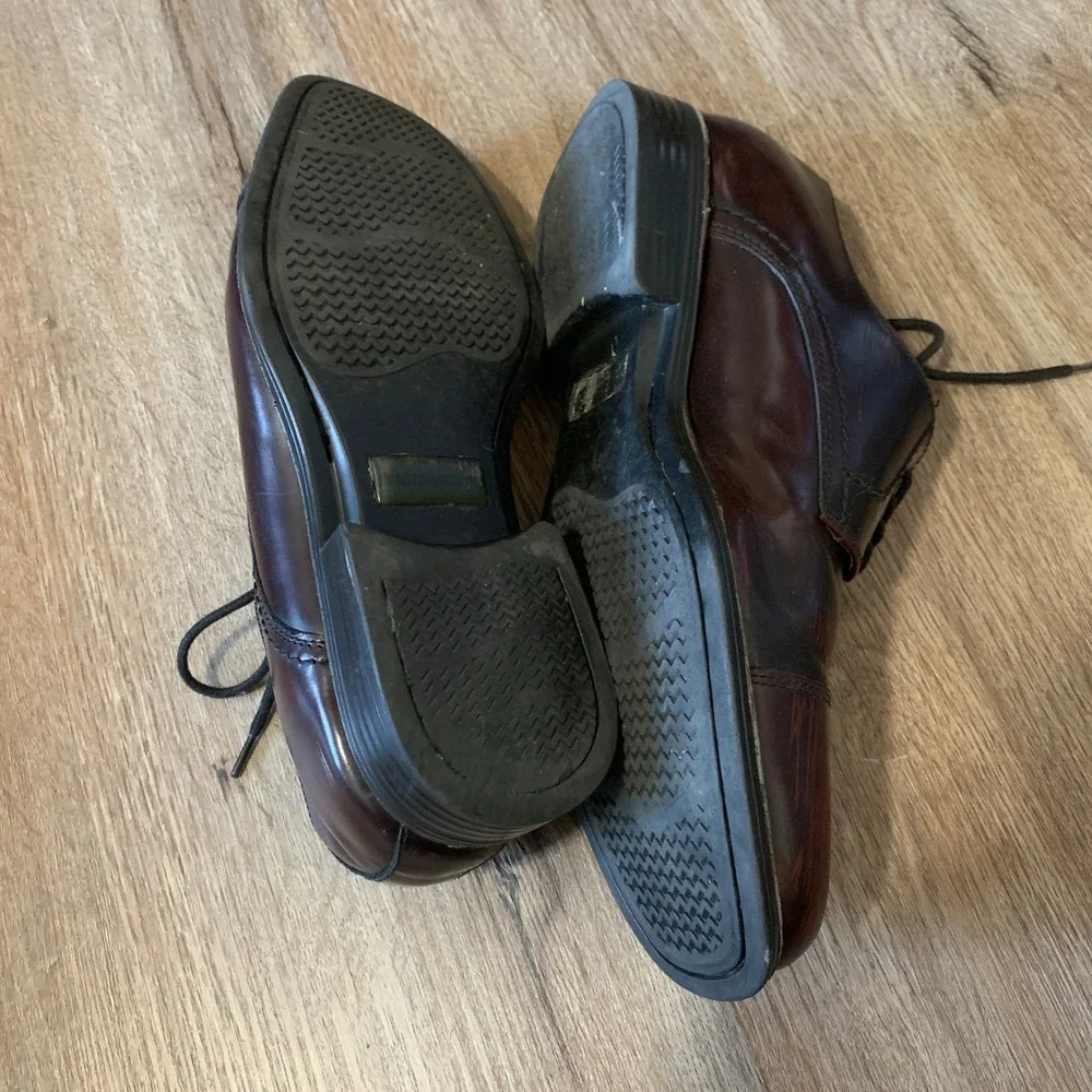 Johnston & Murphy Atchison‎ cap toe dress shoes in a burgundy leather - size 8.5
